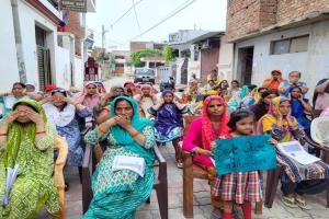 लखनऊ: पंत नगर में महिलाओं की गांधीगिरी, आंख, कान और मुंह बंद करके किया विरोध प्रदर्शन 